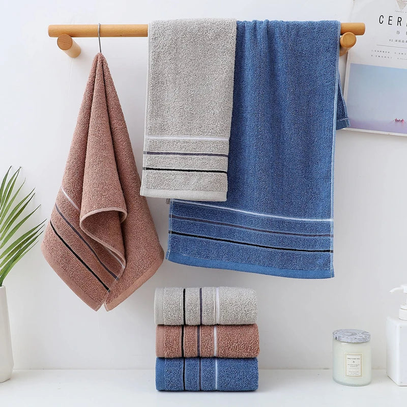 serviettes bain coton rayures horizontales gris clair bleu foncé moderne absorbantes duveteuses minimaliste