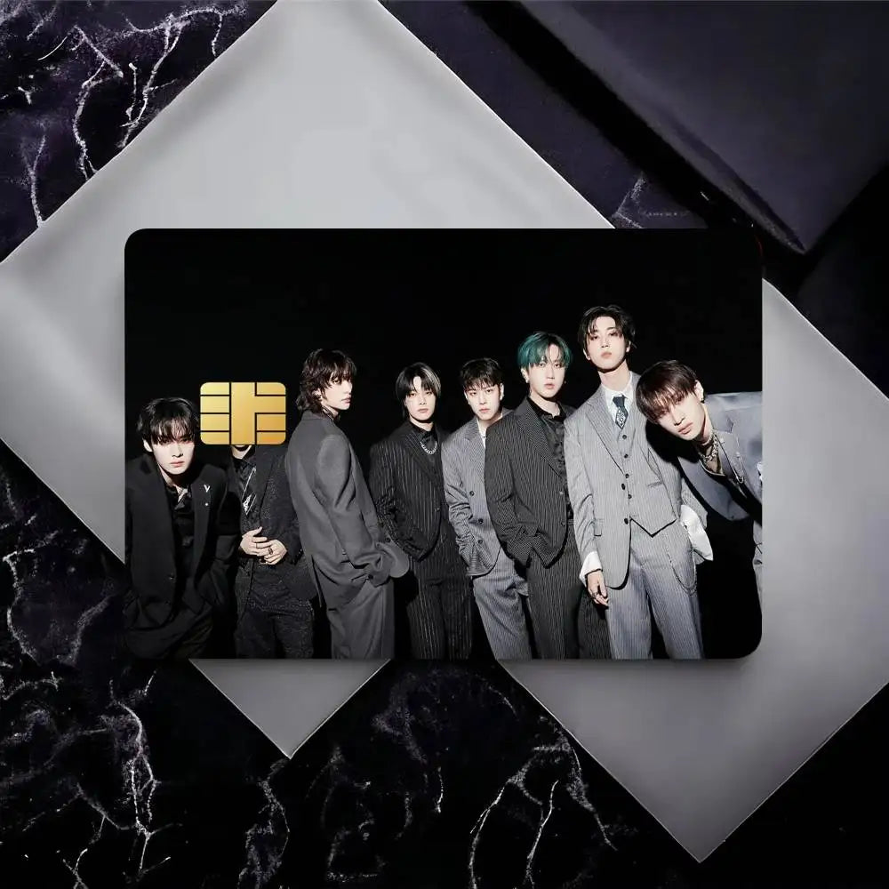 étui carte bancaire kpop strays moderne noir gris blanc personnes costumes formels minimaliste
