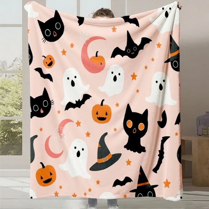 Couverture décorative de style Halloween avec des chats noirs, des fantômes, des citrouilles et des chauves-souris sur un fond rose clair.