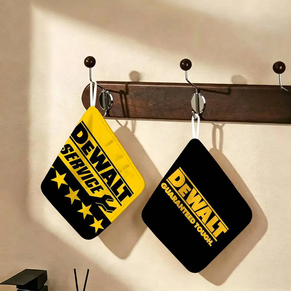 serviette cuisine jaune noir logo dewalt étoiles dorées séchage rapide pratique moderne