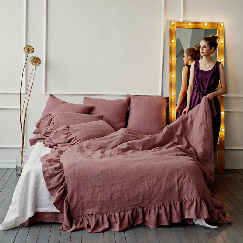 Parure de lit en lin couleur or dans une chambre décorée style bohème