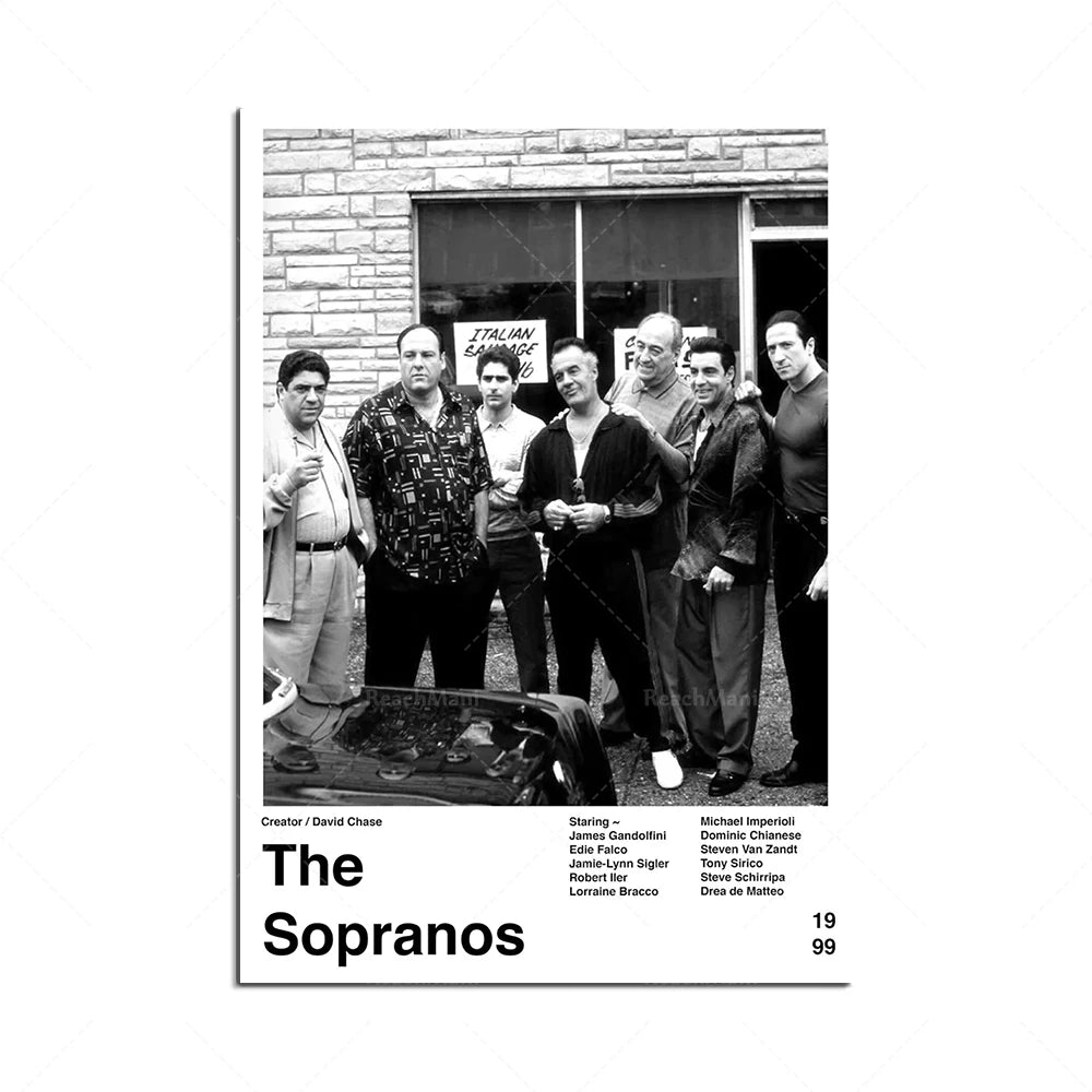 Une photographie de groupe de personnes devant un bâtiment en pierre, identifiées comme étant les acteurs principaux de la série télévisée "The Sopranos".