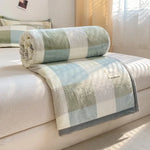 Une couverture moelleuse et élégante ornée de rayures pastel, parfaite pour un cocooning douillet.