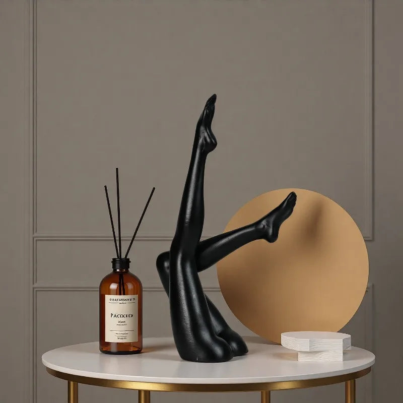 sculpture résine jambe levée noir doré plante pot vases huile essentielle diffuseur livres tableaux
