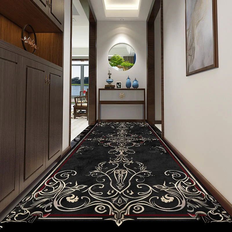 Couloir élégant avec un sol recouvert d'un tapis noir décoré de motifs floraux élaborés.