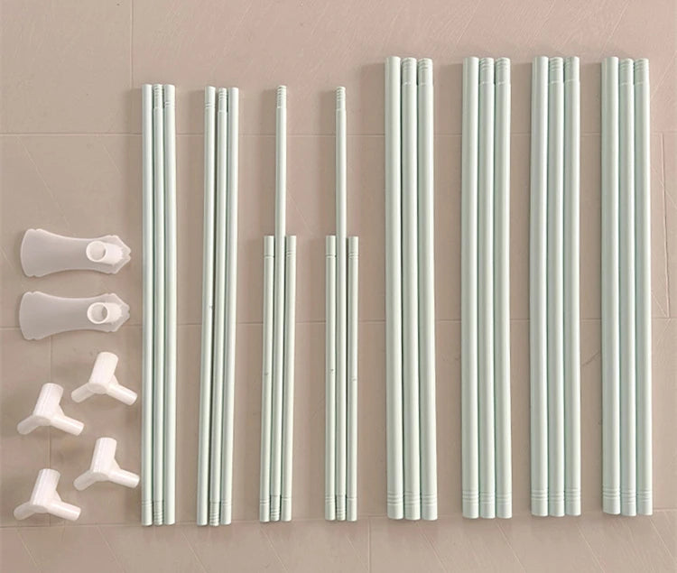 Tiges et fixations blanches en plastique, éléments de mobilier ou de décoration intérieure.