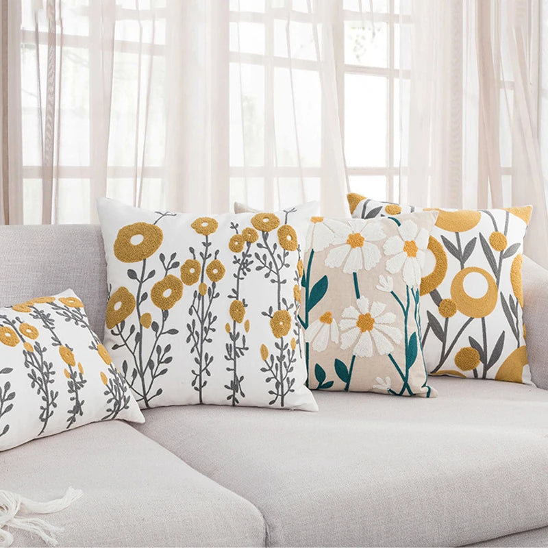 housse coussin brodée géométrique moderne fleur abstraite couleur beige blanc vert jaune décoration intérieure