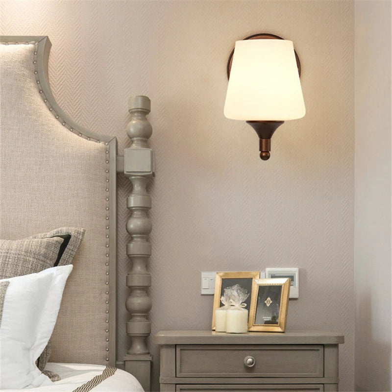 lampe murale classique bronze foncé abat jour blanc verre opaque éclairage intérieur ambiance chambre