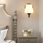 lampe murale classique bronze foncé abat jour blanc verre opaque éclairage intérieur ambiance chambre