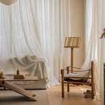 Rideau blanc rayé japonais dans une chambre à coucher