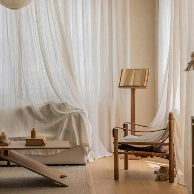 Rideau blanc rayé japonais dans une chambre à coucher