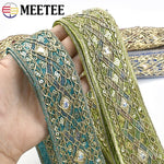 ruban dentelle brodé motifs géométriques décorations couture robes soirée luxe élégant