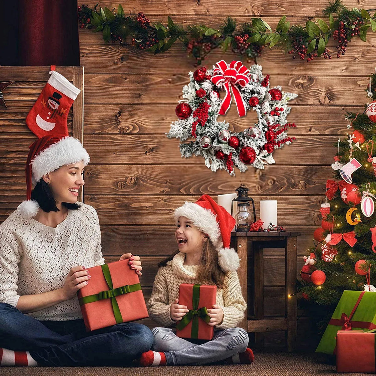 Couronne de Noël décorant une cheminée avec ambiance festive