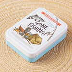 Boîte en métal bleue sur table de chevet décorative