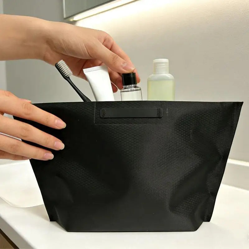 sac toilette noir texture hexagonale moderne fermeture glissière brosse dents crème parfum gel voyage