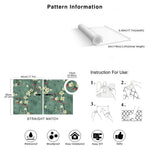 Rouleau de papier peint autocollant vert déroulé