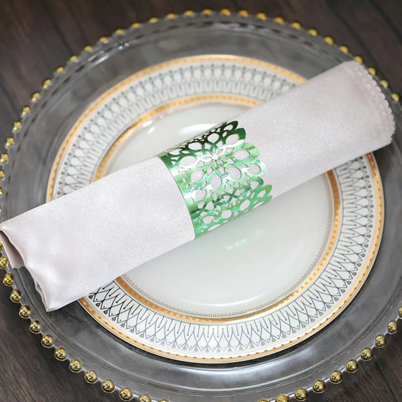 serviettes pliées motif géométrique clips métalliques mariage anniversaire décoration table vert blanc bleu jaune