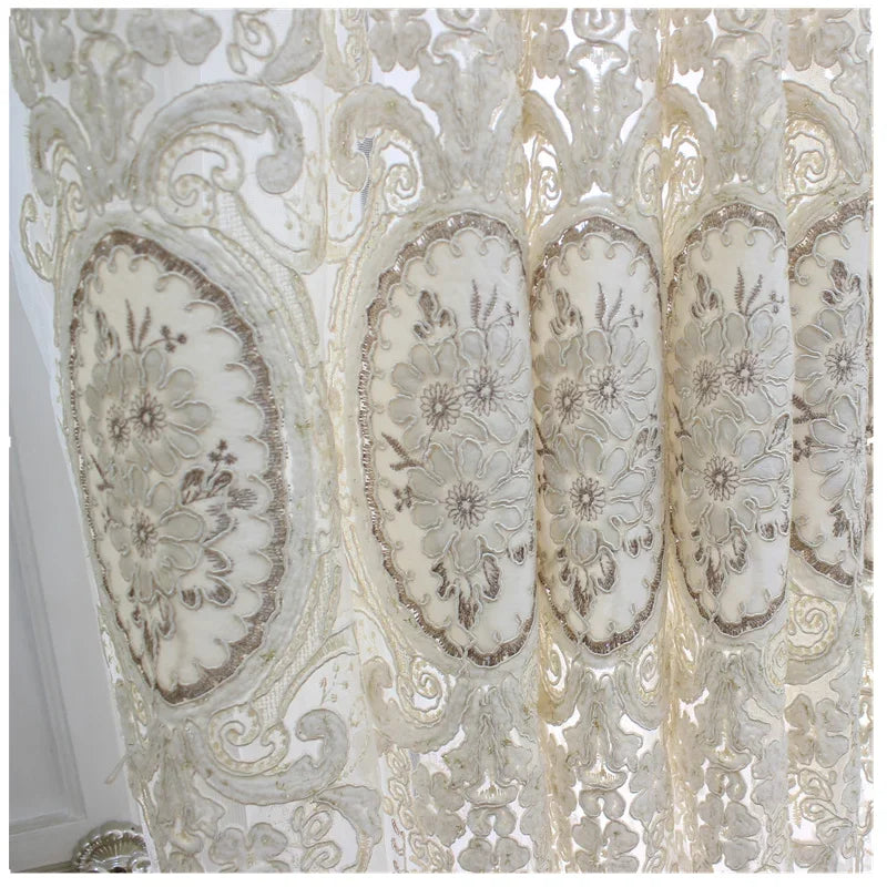 rideau beige clair broderie florale dorée classique romantique anneaux fenêtre salon maison