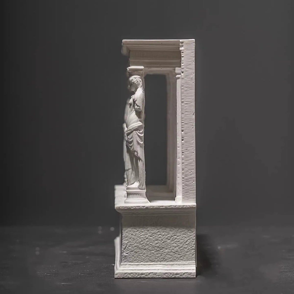 statue arc boîte bijoux blanc sculpté détails classique baroque ornemental decor salon