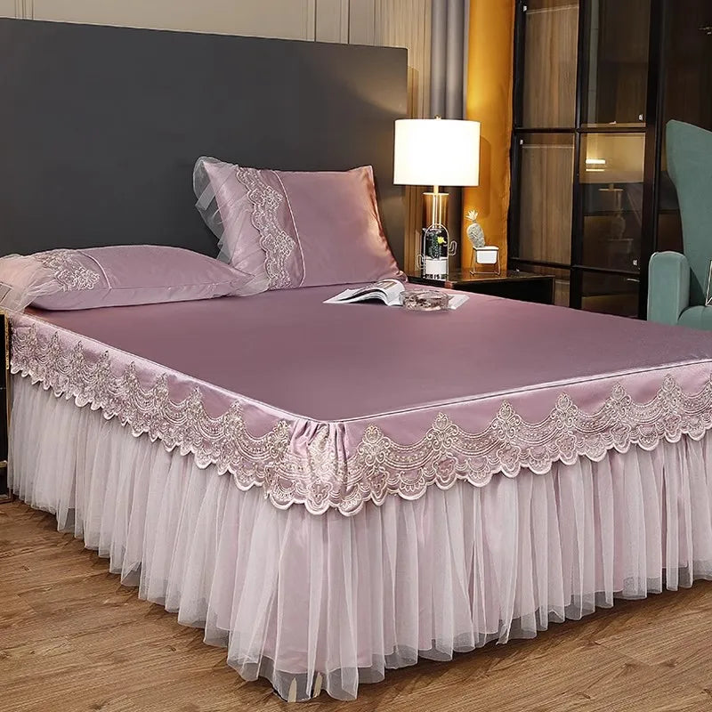 drap lit beige clair broderie fine satiné élégant oreillers taies assorties