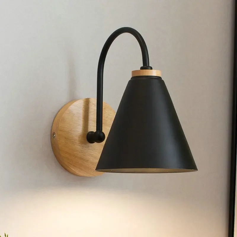 lampe murale moderne minimaliste noir blanc bois naturel conique mat éclairage quotidien chambre cuisine