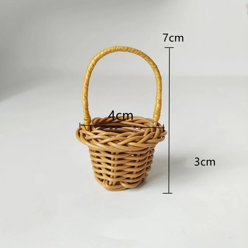 panier tressé marron clair traditionnel poignée jeu enfant imitation maison poupée accessoire nature animaux