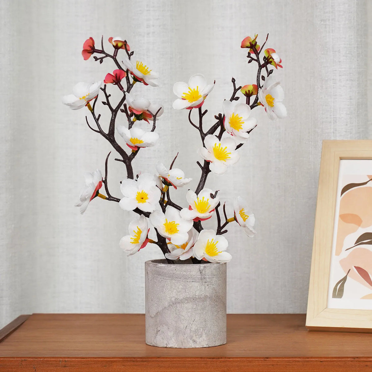 décoration intérieure branche artificielle fleurs simples couleur rouge blanc rose jaune naturel minimaliste