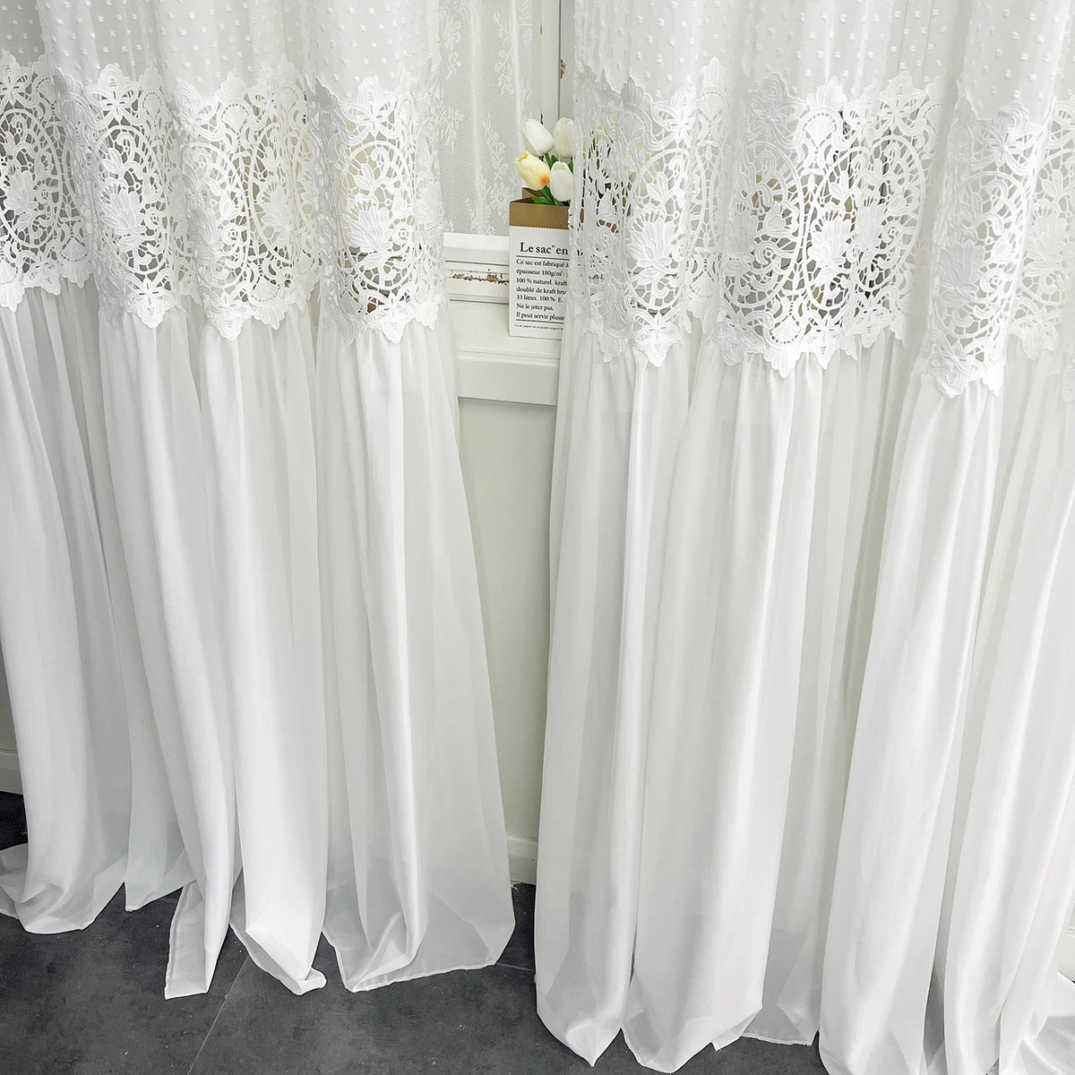 Rideaux élégants avec détails en dentelle, parfaits pour ajouter une touche raffinée à votre décoration intérieure. Idéaux pour le salon ou la chambre, ces rideaux blancs accentuent la lumière naturelle tout en préservant l'intimité. Transformez votre espace avec ce design délicat et esthétique.