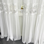 Rideaux élégants avec détails en dentelle, parfaits pour ajouter une touche raffinée à votre décoration intérieure. Idéaux pour le salon ou la chambre, ces rideaux blancs accentuent la lumière naturelle tout en préservant l'intimité. Transformez votre espace avec ce design délicat et esthétique.