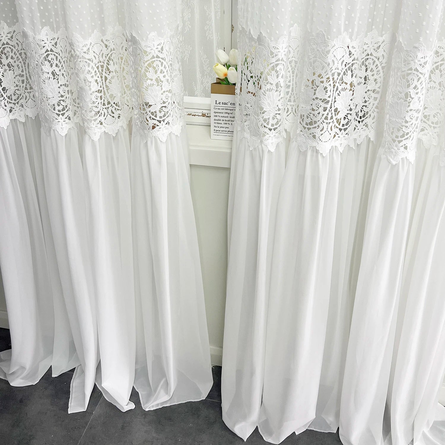 Rideaux élégants avec détails en dentelle, parfaits pour ajouter une touche raffinée à votre décoration intérieure. Idéaux pour le salon ou la chambre, ces rideaux blancs accentuent la lumière naturelle tout en préservant l'intimité. Transformez votre espace avec ce design délicat et esthétique.