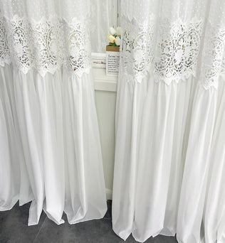 Rideaux élégants avec détails en dentelle, parfaits pour ajouter une touche raffinée à votre décoration intérieure. Idéaux pour le salon ou la chambre, ces rideaux blancs accentuent la lumière naturelle tout en préservant l'intimité. Transformez votre espace avec ce design délicat et esthétique.