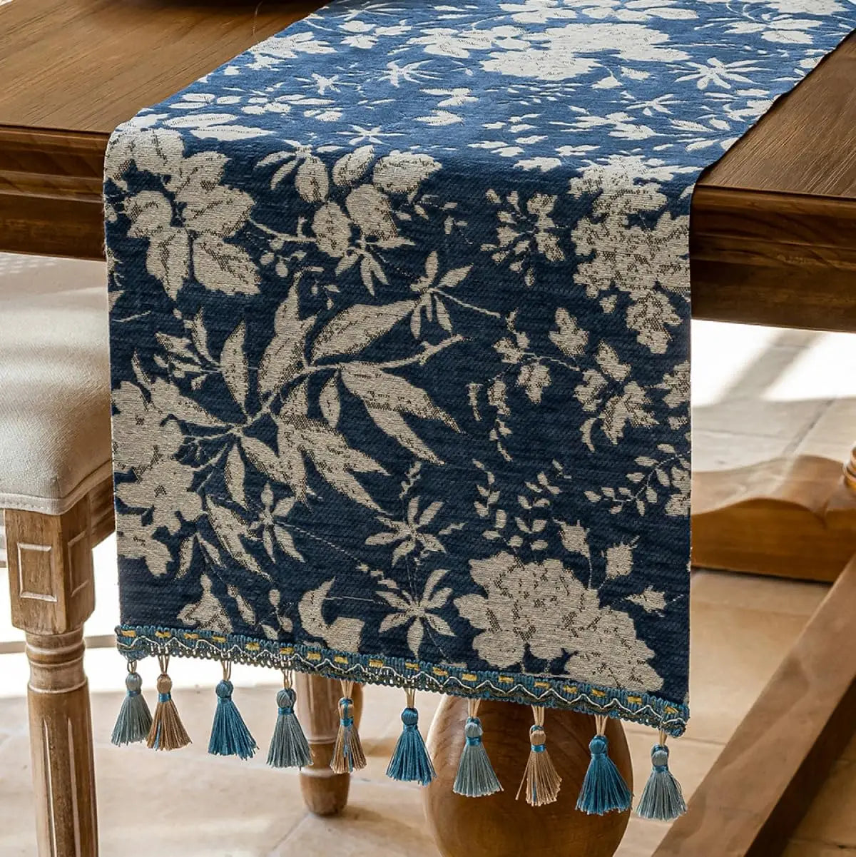 chemin table bleu marine blanc motif fleurs tissé franges classique rustique maison