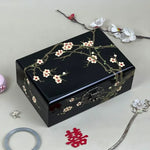 boîte bijoux traditionnelle fleurs blanches roses compartiments miroir cadenas noir japonais vintage floral