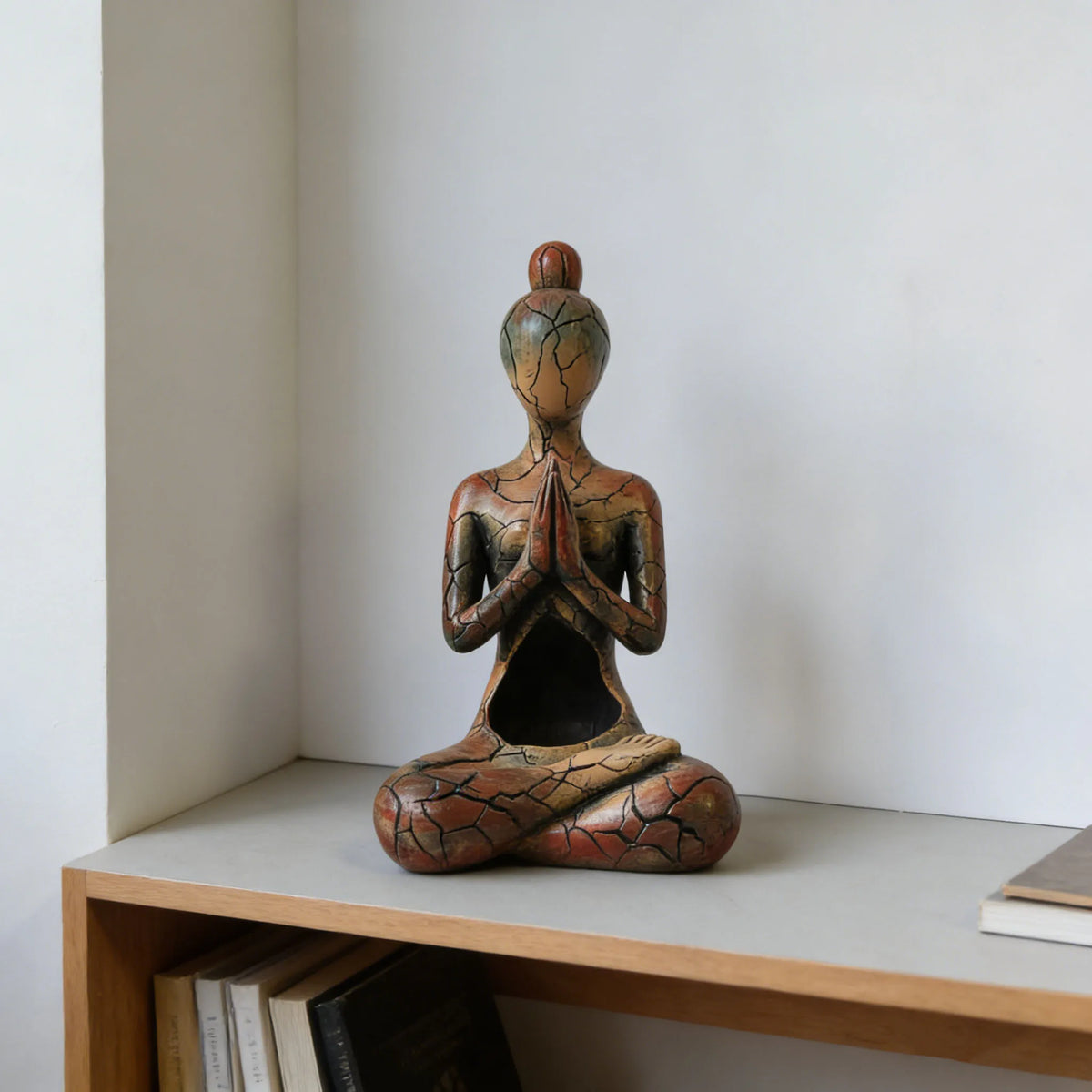 statue méditative résine bouddhiste marron orange vert zen spiritualité décoration intérieure chambre salon