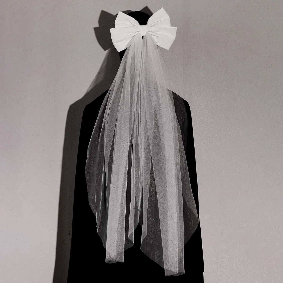 voile mariée femme blanc tulle fin classique clips métalliques longueur épaules adulte cascade