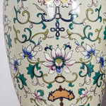 Lampe de chevet en céramique allumée dans une chambre à coucher