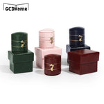 boîtes bijoux velours classiques couleurs vert noir bordeaux rose anneaux présentation boucles dorées
