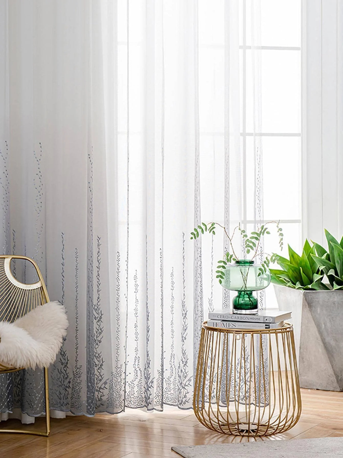 rideau voilage blanc gris dégradé motifs floraux tissu texturé translucide élégant moderne tringle dorée