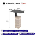 table basse moderne minimaliste marbre noir radio vintage vase couverts