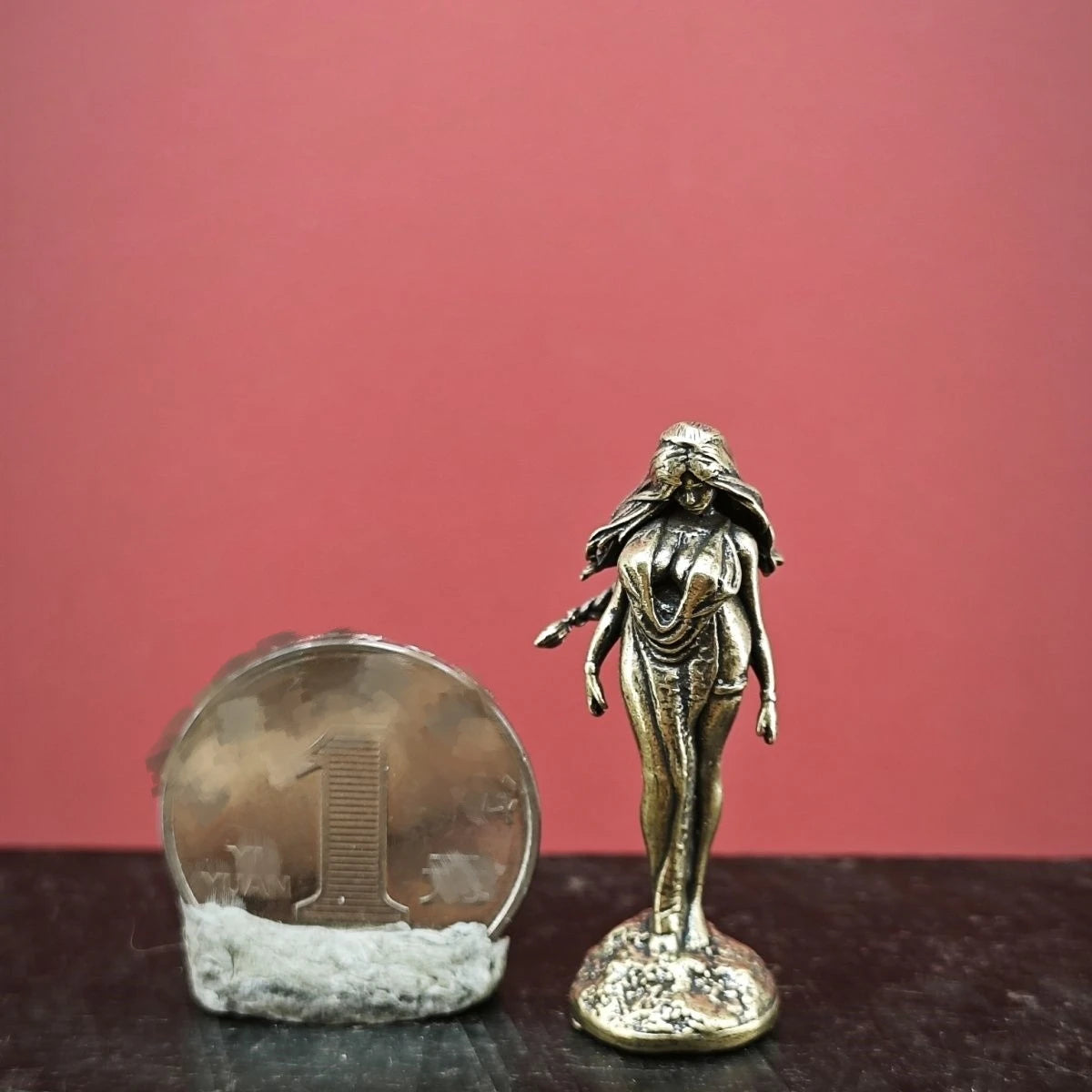 statue femme bronze doré relief détaillé longs cheveux robe drapée classique ornement décoration maison