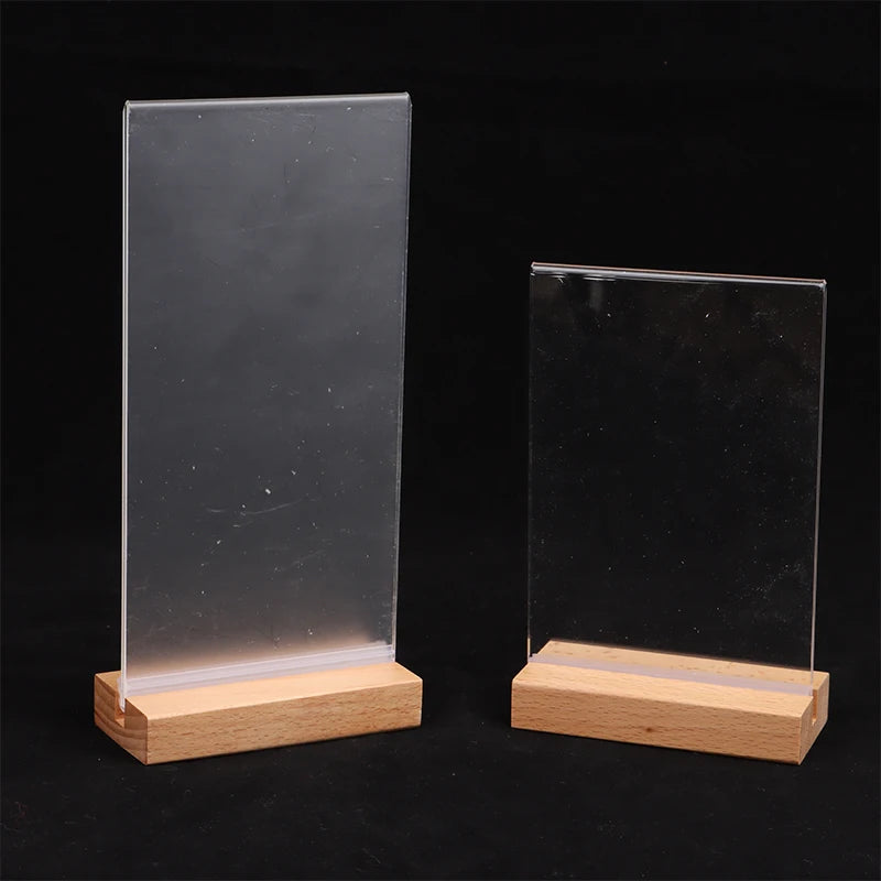 Cadre photo transparent posé sur une table en bois