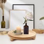 Plateau sur pied en bois brut rond marron clair dans un salon moderne
