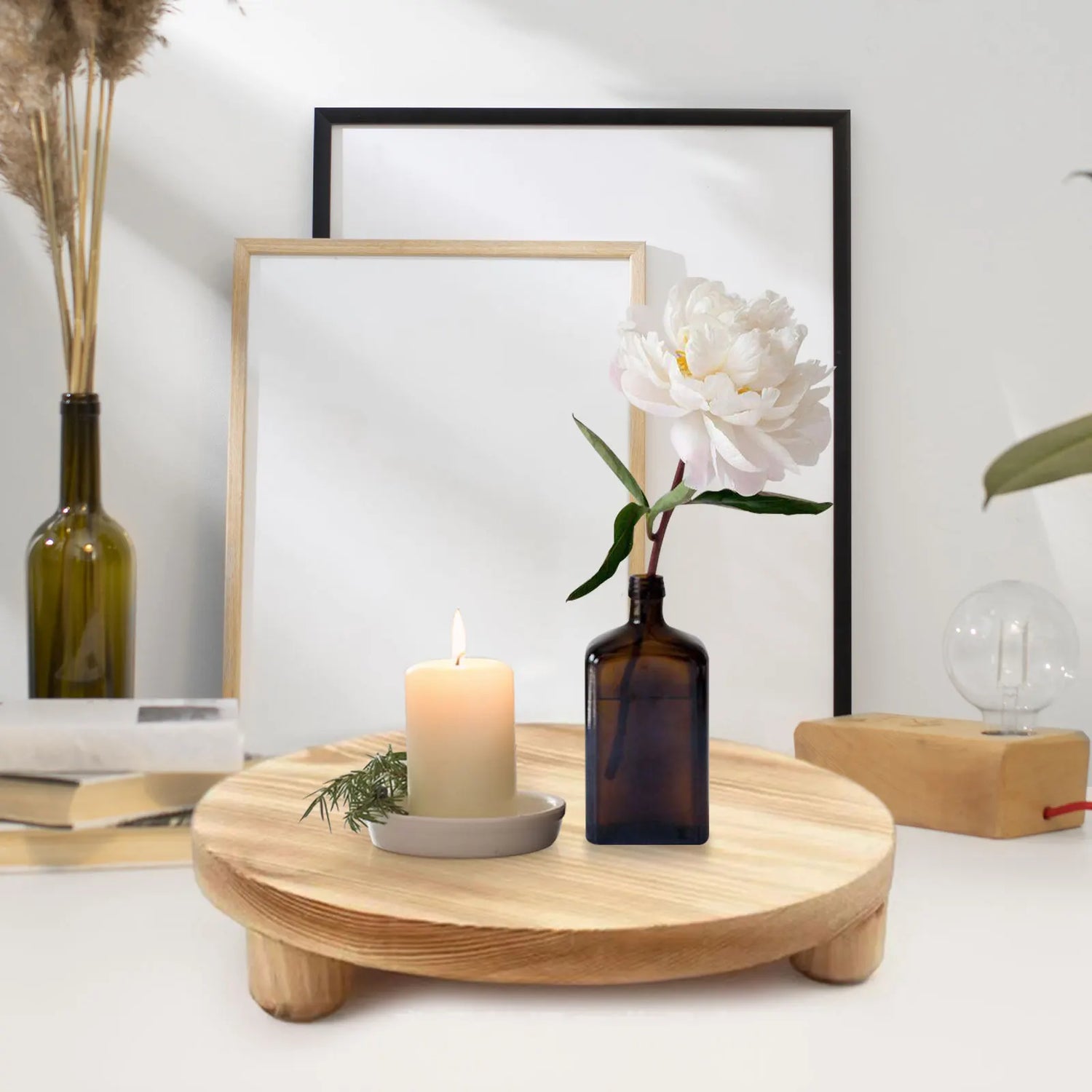 Plateau sur pied en bois brut rond marron clair dans un salon moderne