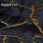 Tapis de bain en fourrure douce bleu détaillé montrant la texture