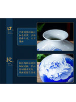 Cette image met en valeur une belle poterie de porcelaine décorée d'un motif floral bleu et blanc élégant, avec des détails qui témoignent du savoir-faire et de l'artisanat traditionnel.