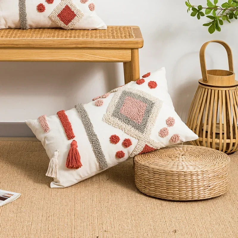 coussin décoratif boho chic blanc bleu marron beige doré motifs géométriques pompons coton