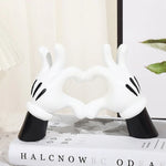 support bijoux main stylisée coeurs blancs résine noire moderne anneaux dorés decoration house