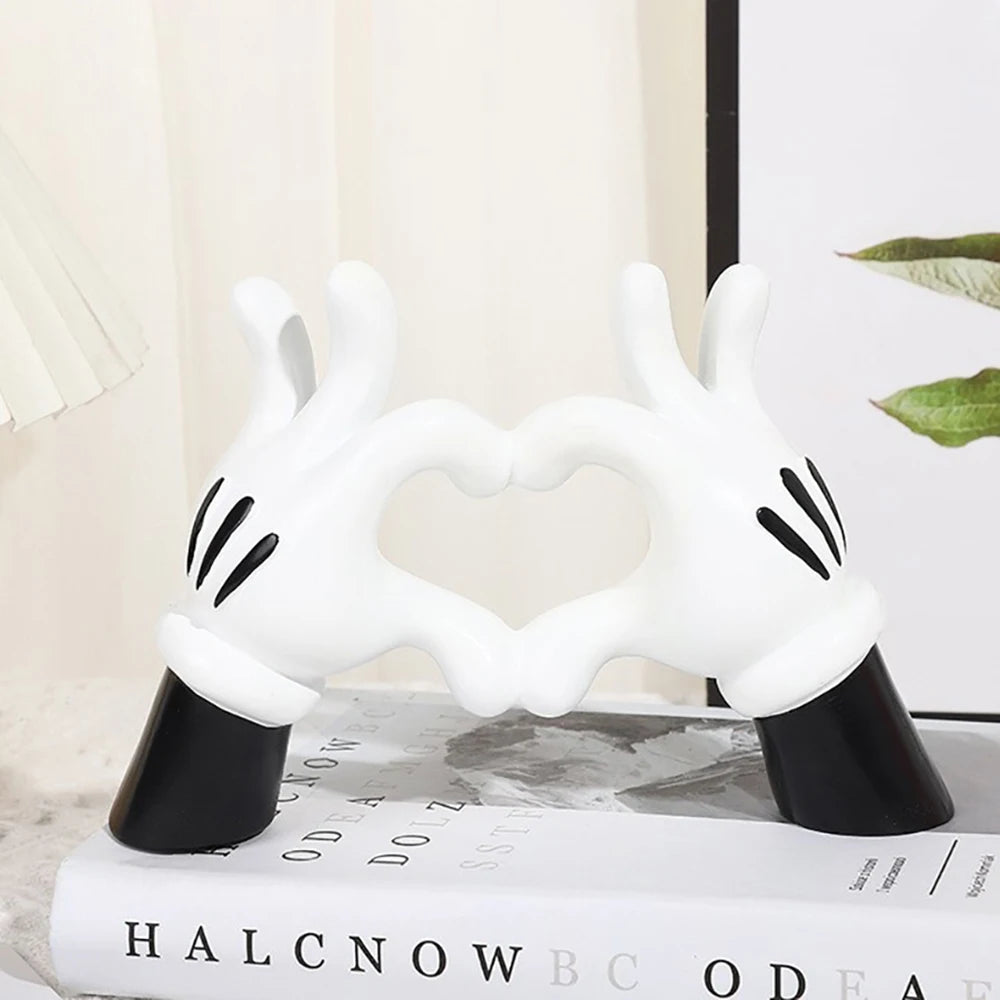 support bijoux main stylisée coeurs blancs résine noire moderne anneaux dorés decoration house