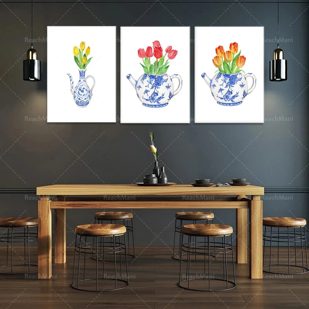 Des bouquets de tulipes colorées dans des théières bleues et blanches ornent un bel intérieur moderne avec une table en bois et des tabourets.