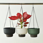 pots plante suspendus auto arrosants rayures verticales chaînes métalliques blanc vert gris moderne